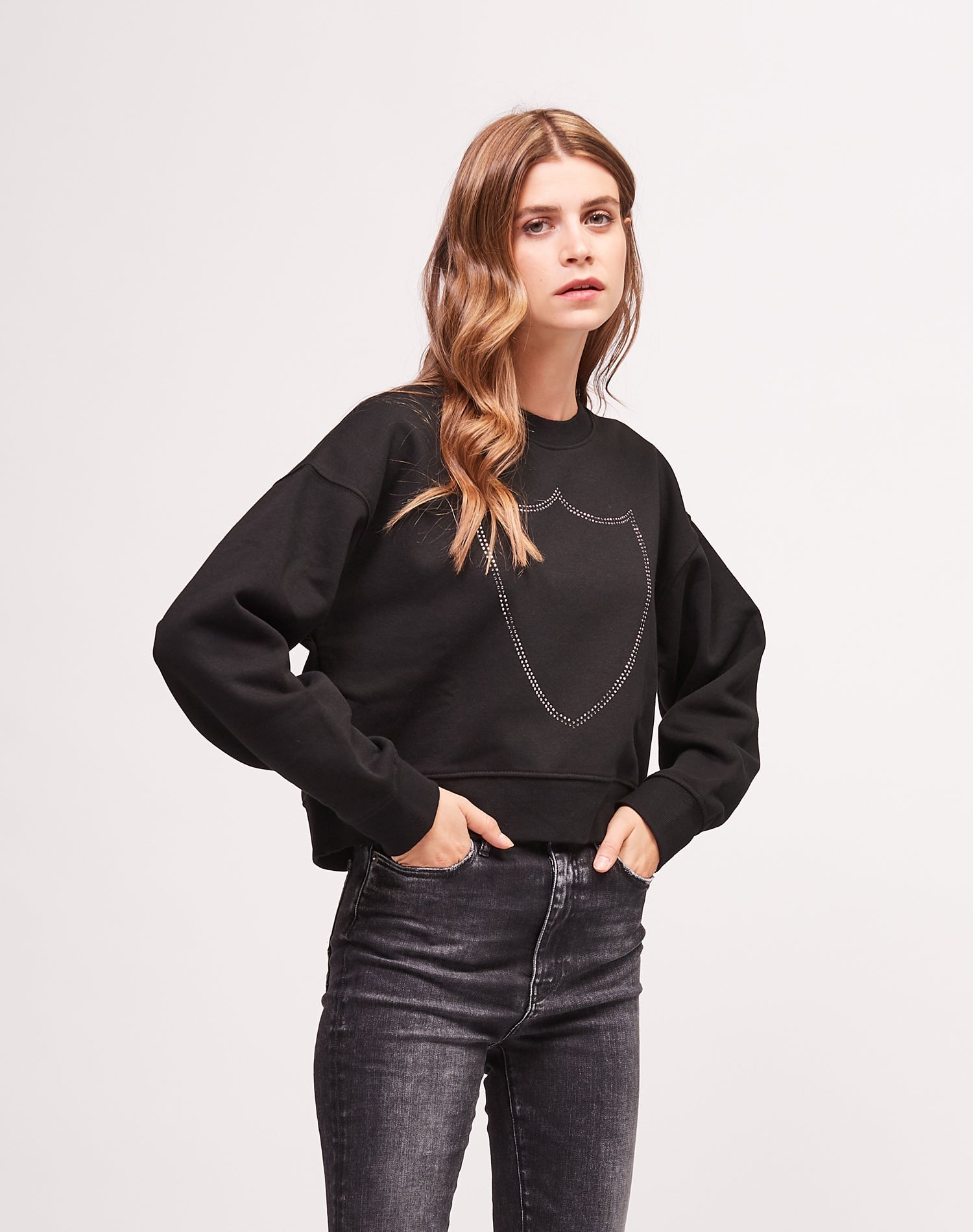 SHINY CROPPED SWEATER Crew neck cropped sweater with frontal shiny logo. Elastic ribbed wrist bands and waist band. 100% cotton. Made in Italy. HTC LOS ANGELES