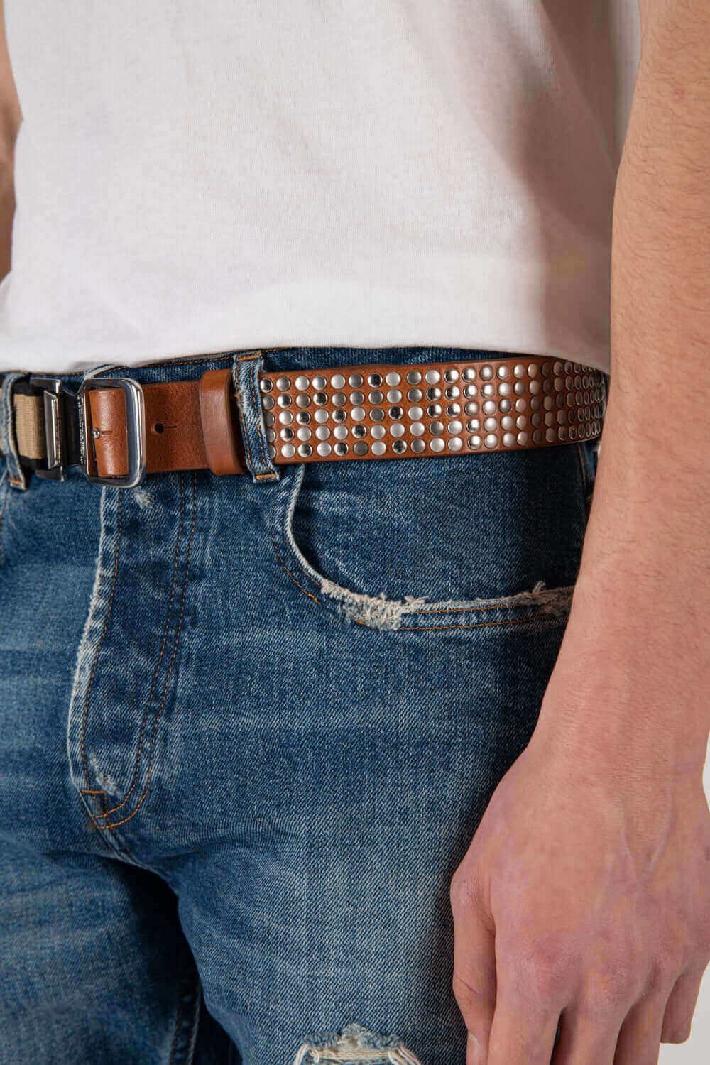 5.000 FASTEN BELT Studded leather belt & elastic band. Tension buckle closure. Height: 3,5 cm. Composition: 50% Leather 50% Polyester. Made in Italy HTC LOS ANGELES