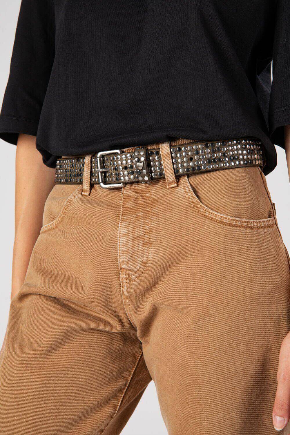 5.000 STUDS COLOR BELT Leather belt with mixed studs, brass buckle, studded loop and rivet with engraved logo. Made in Italy, 3.5 cm height. HTC LOS ANGELES