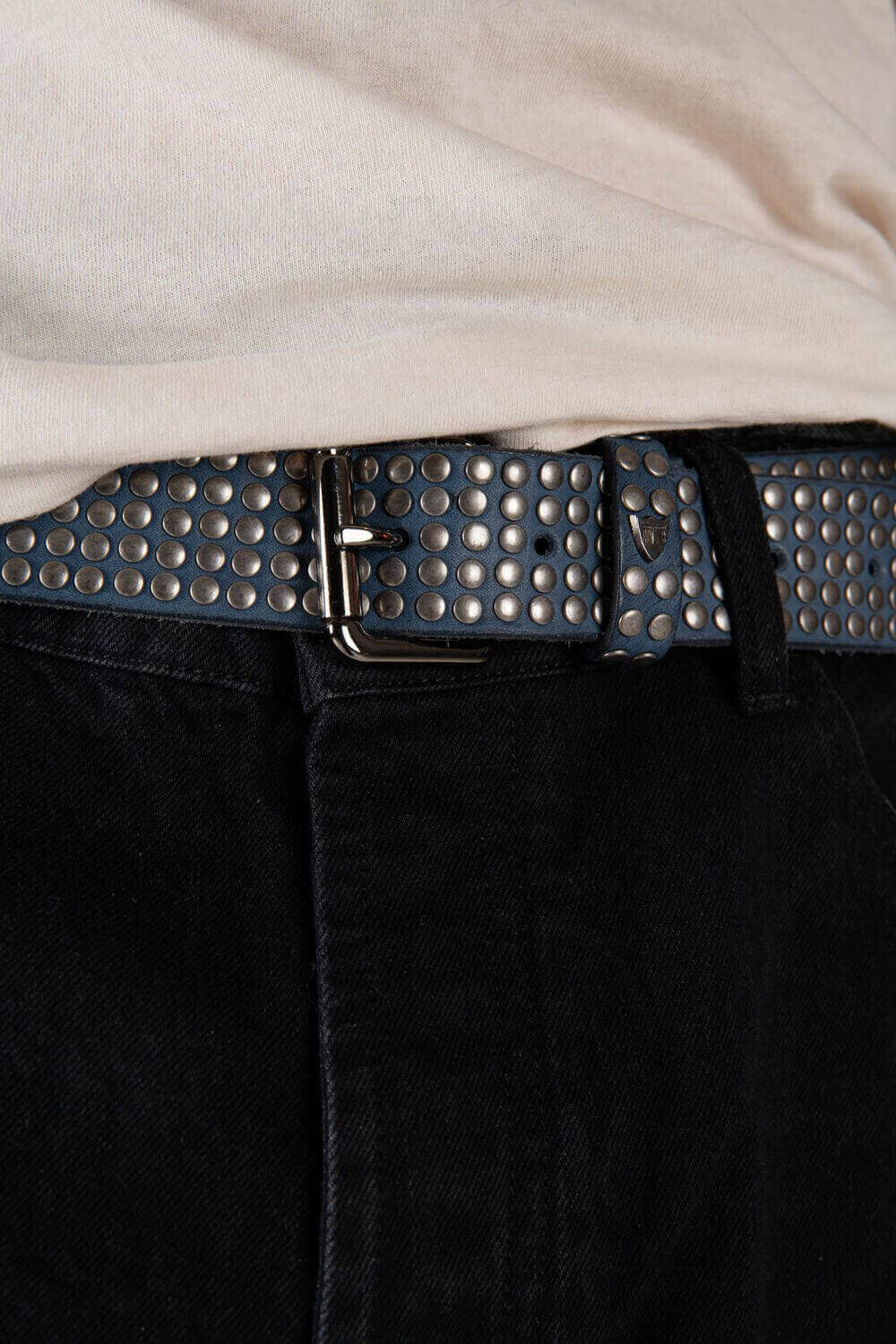 5.000 STUDS COLOR BELT Leather belt with mixed studs, brass buckle, studded zamac belt loop with HTC logo rivet. Height: 3.5 cm. Made in Italy. HTC LOS ANGELES