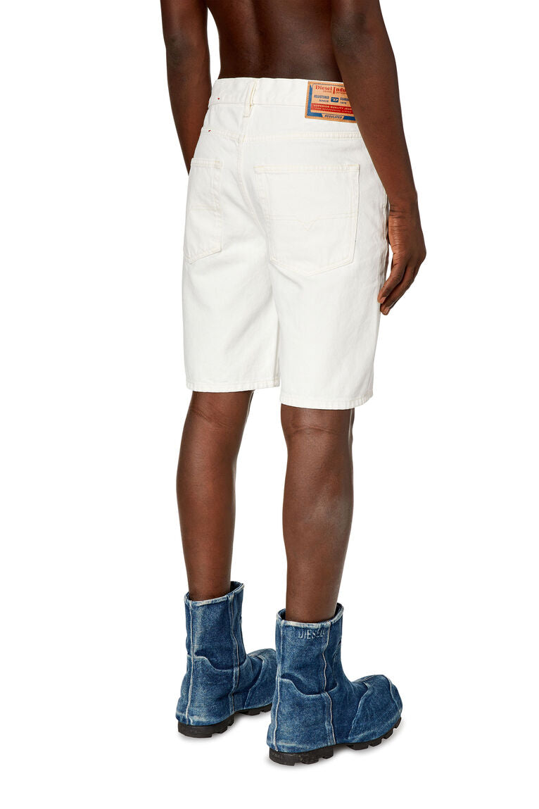 Diesel Regular-Short White Pantaloni corti da uomo, modello jeans cinque tasche, con vita regular e gamba dritta al ginocchio. Il modello è realizzato in denim bianco 100% cotone.Acquistando i nostri prodotti Diesel in cotone, stai sostenendo la produzion