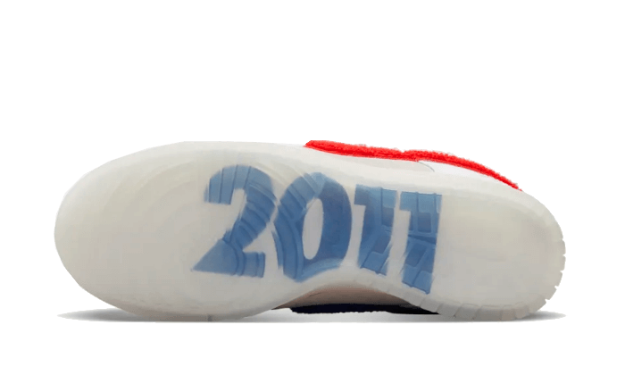 Nike Dunk Low Retro PRM Year of the Rabbit White Crimson SKU : FD4203-161Blue Express garantisce l'autenticità dei prodotti. Nike Blue Express