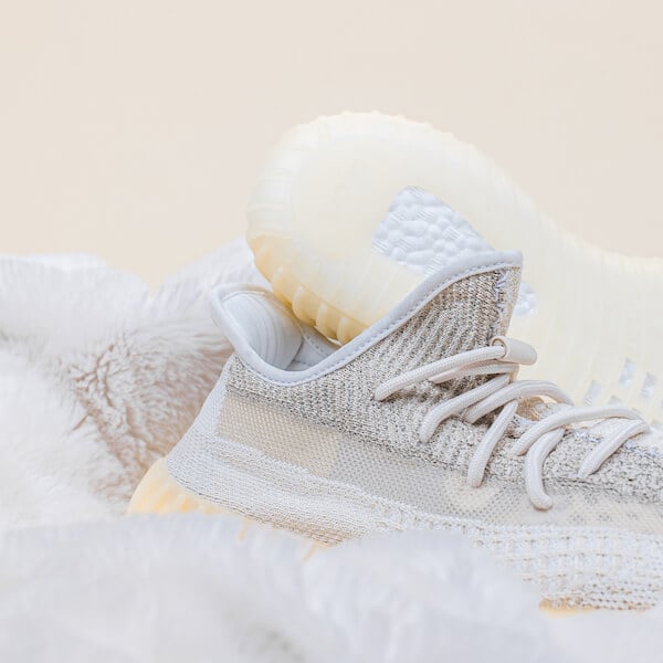 Adidas Yeezy Boost 350 V2 Natural SKU : FZ5246Blue Express garantisce l'autenticità dei prodotti. Adidas Blue Express