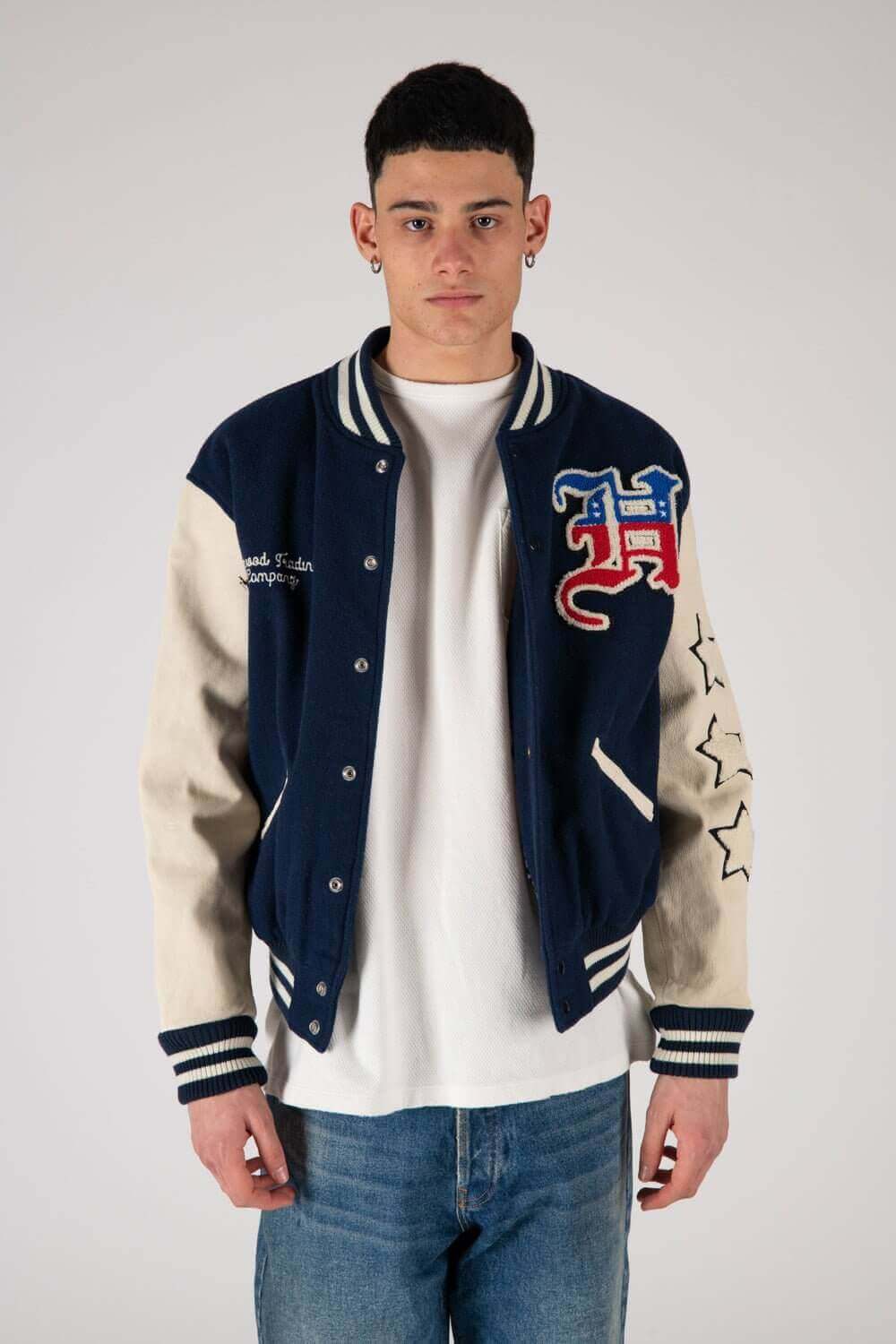 COLLEGE - H Varsity wool & leather bomber jacket. Front button closure, ribbed collar, cuffs and hem. Embroidered details and patches. Two side pockets. Main body composition: 70% Wool, 30% Acrylic; sleeves: 100% Leather HTC LOS ANGELES