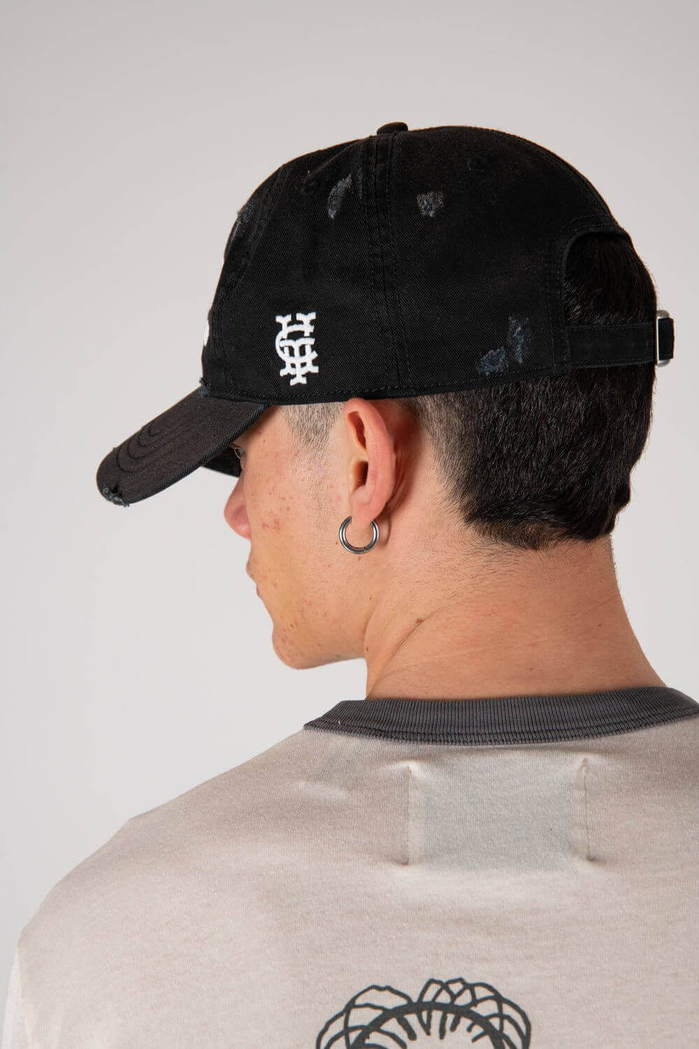 HOLLYWOOD T.C. BLK CAP Baseball cap with preformed peak, round crown with eyelets, Hollywood TC embroidered on the front, adjustable strap on the back. One size fits all. 100% cotton. HTC LOS ANGELES