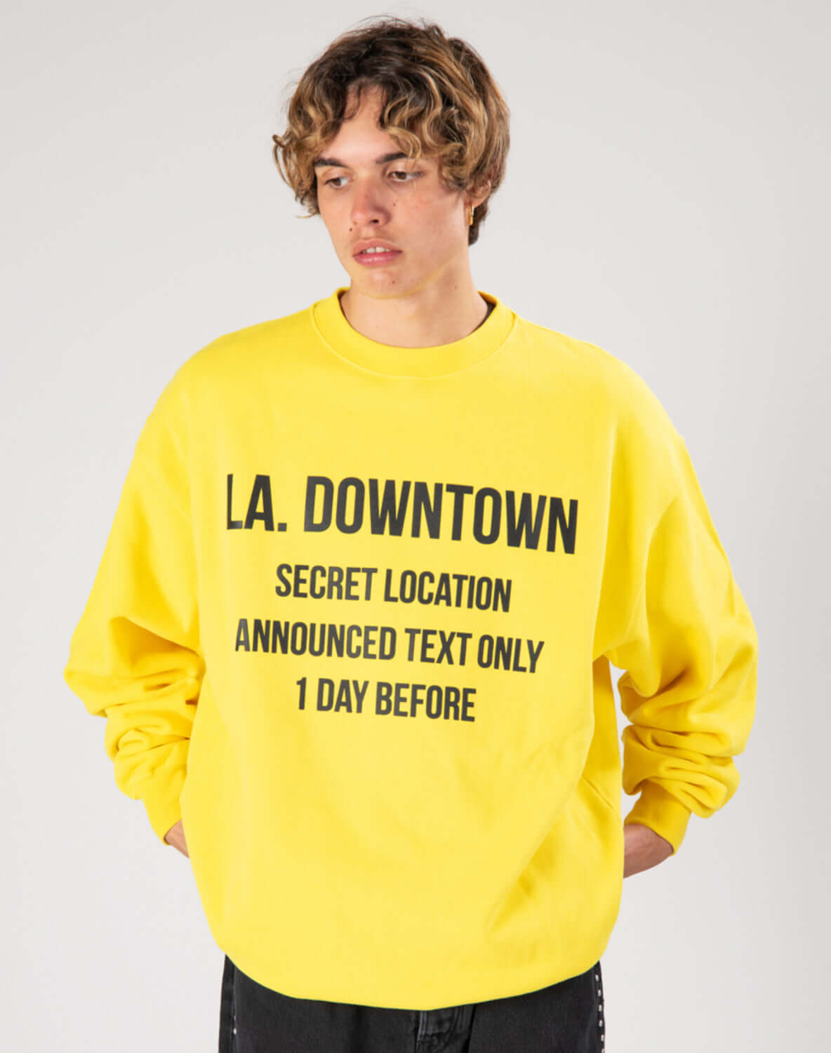 LA DOWNTOWN SWEATER Round neck sweater with flocked text print on the front. Little HTC logo on the back. Oversize fit. HTC LOS ANGELES