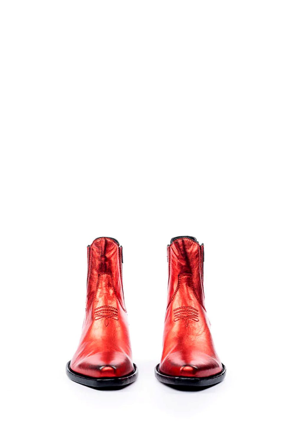 LOW CHELSEA BOOT Red metallic leather 'Texas' boots. Squared metal tip. Elastic closure on the sides. Heel height: 5 cm. Made in Italy. HTC LOS ANGELES