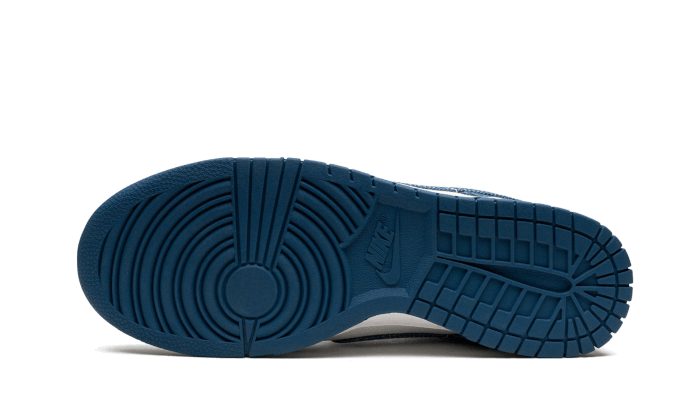 Nike Dunk Low Industrial Blue Sashiko SKU : DV0834-101Blue Express garantisce l'autenticità dei prodotti. Nike Blue Express