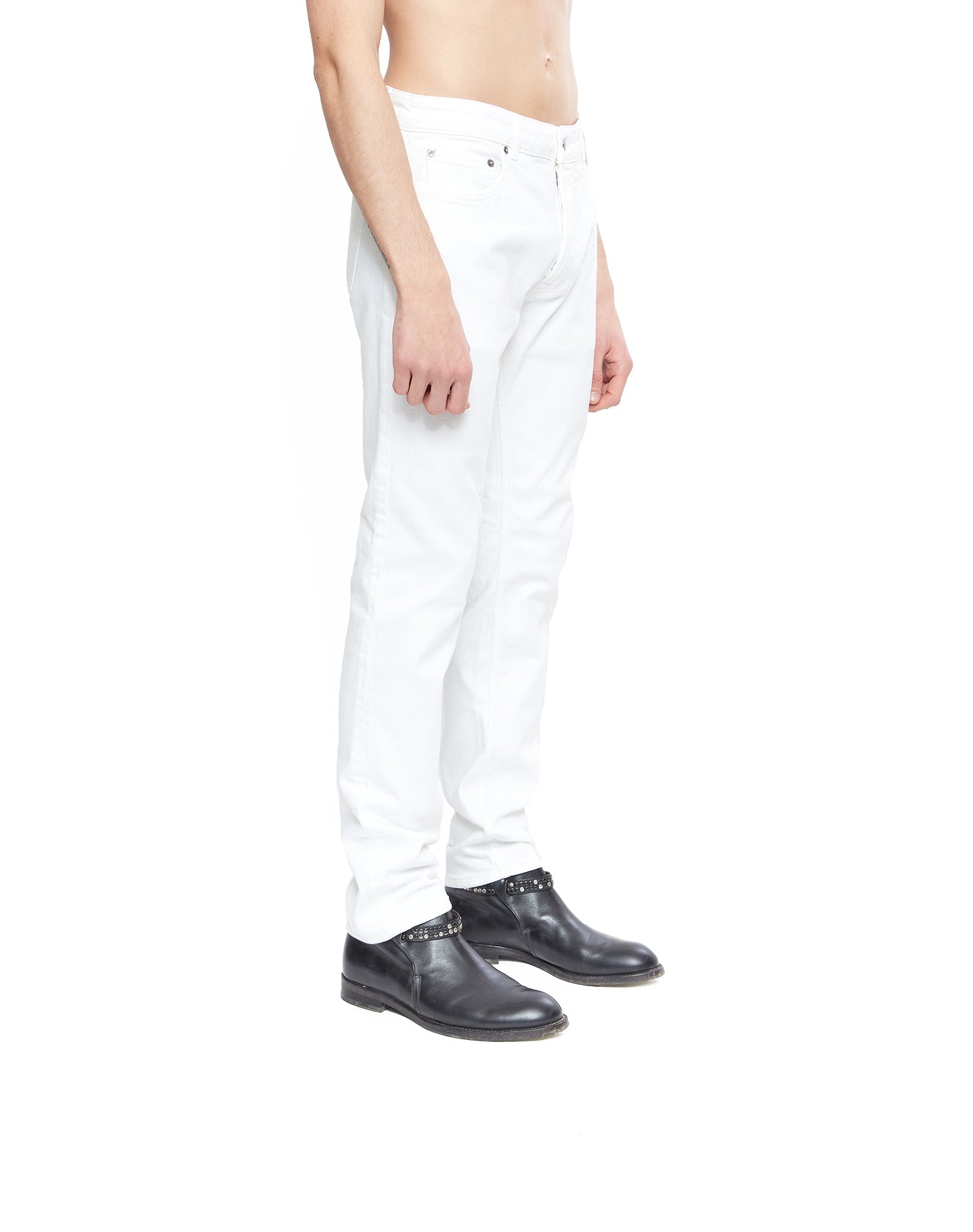 SLIM BASIC WHITE Slim fit jeans in white denim, 5 pockets, hidden front button closure. Metallic logo detail on the back. 100% cotton. Made in Italy. HTC LOS ANGELES