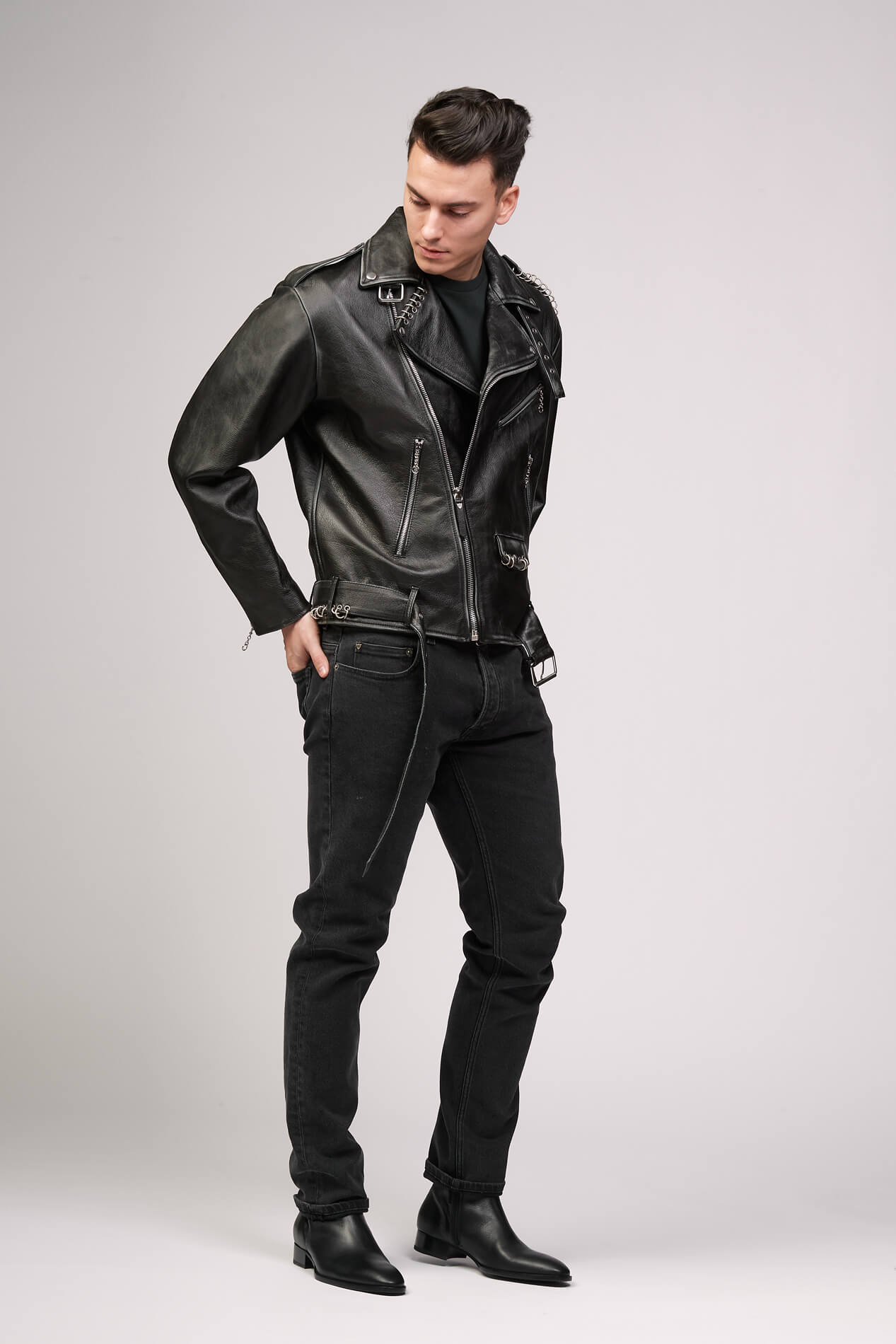 SLIM VINTAGE BLACK Slim fit jeans in black denim, 5 pockets, hidden front button closure. Metallic logo detail on the back. 98% cotton 2% elastane. Made in Italy. HTC LOS ANGELES